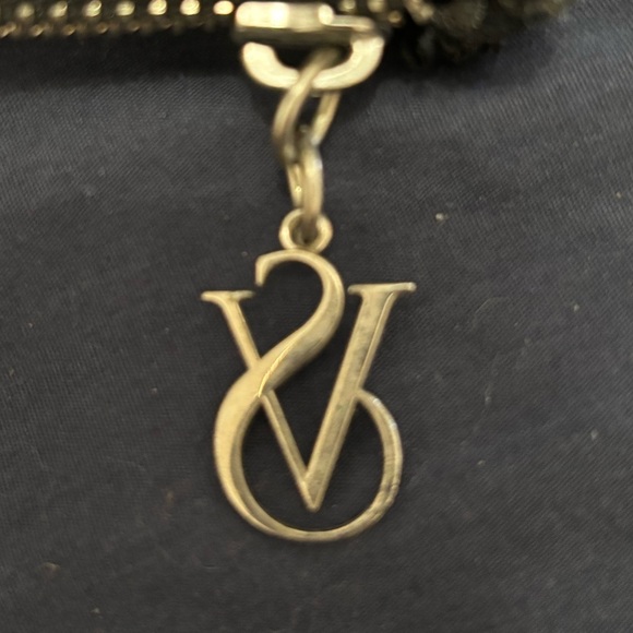 Victoria Secret - Picture 2 of 4